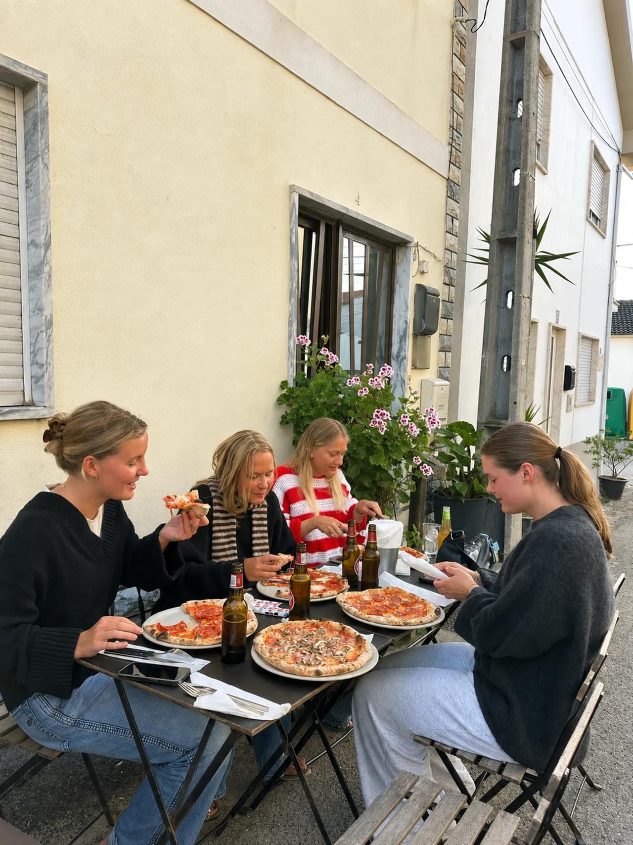 Surfcampmedarbetarna äter pizza på lokal resturang
