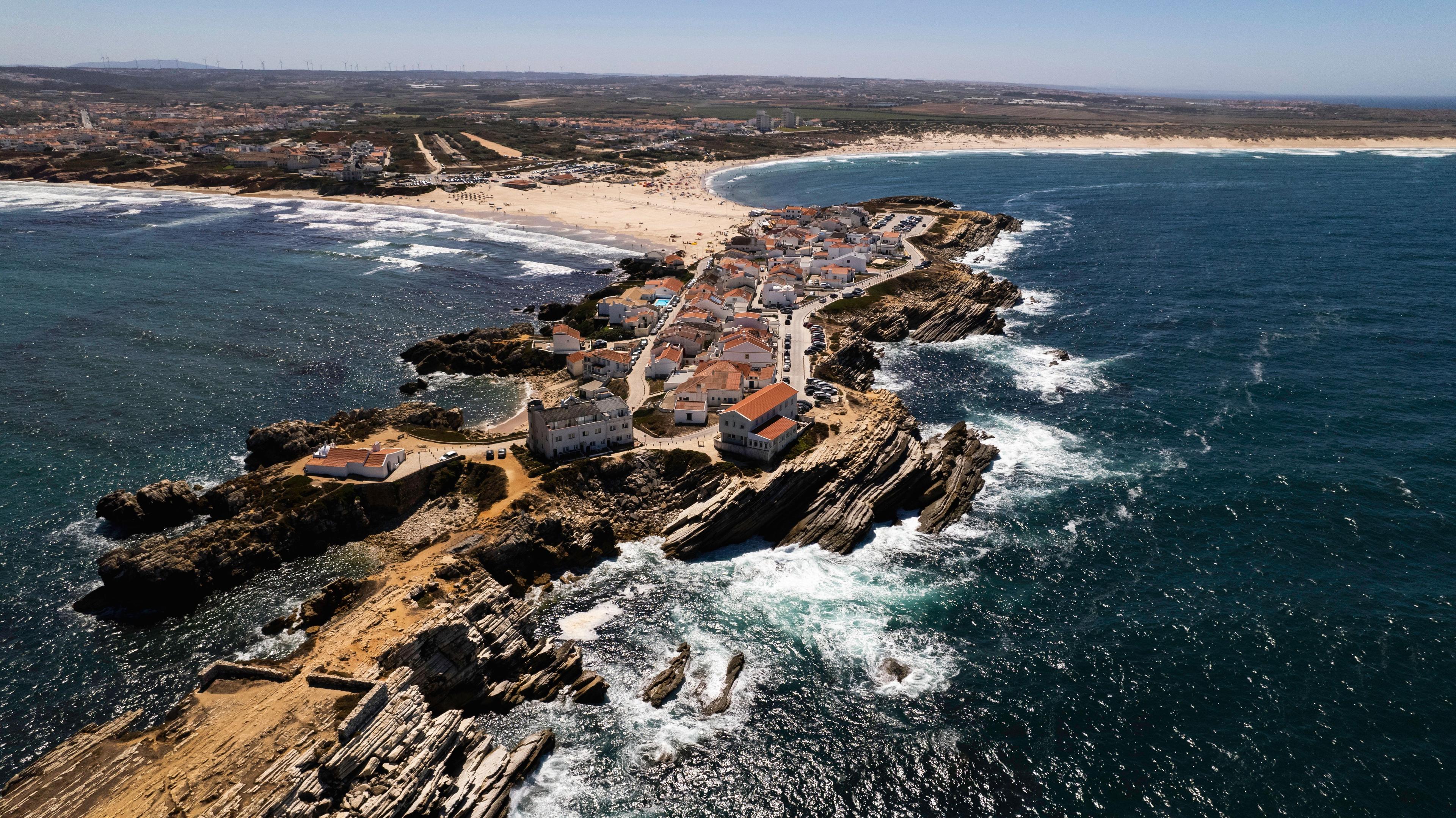 Halvön Baleal med klippor, turkost vatten och vackra hus