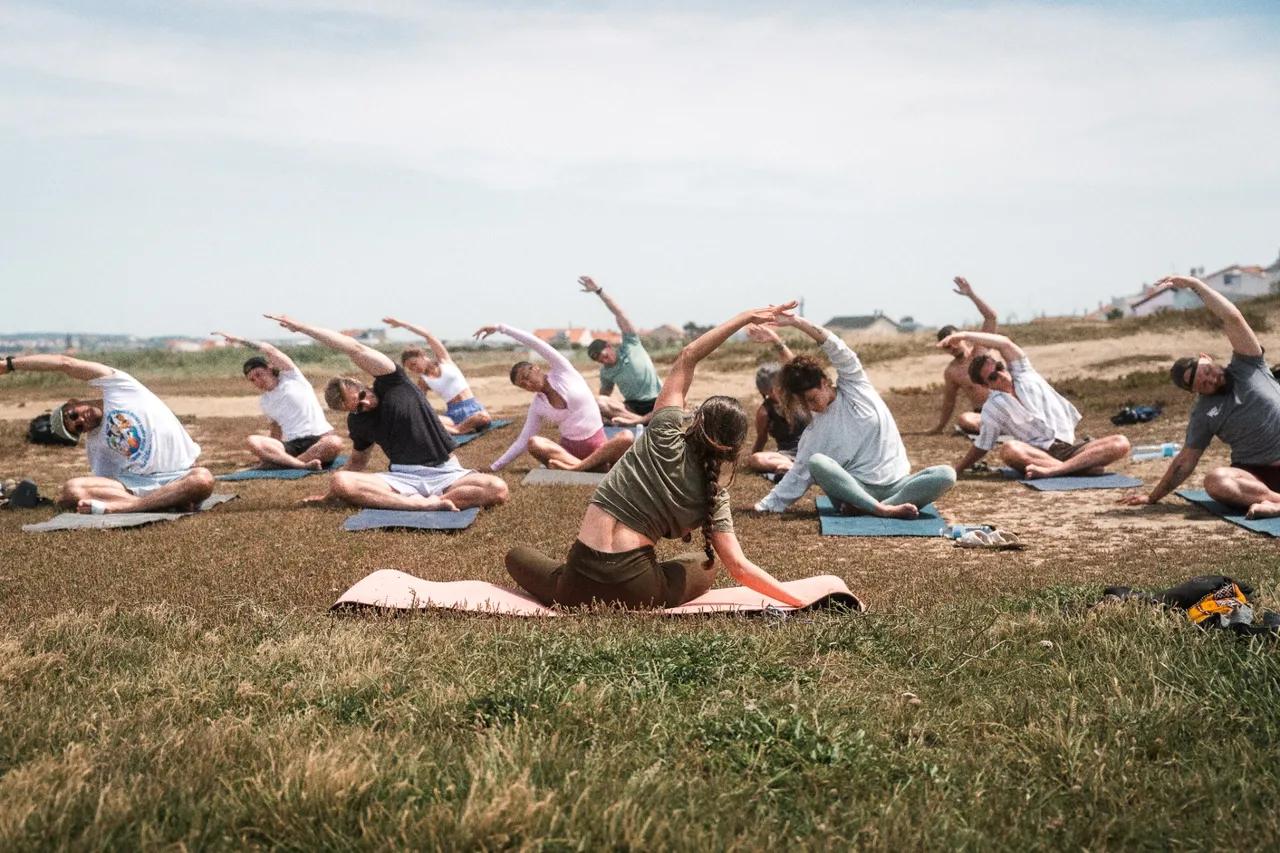 En grupp som gör yoga