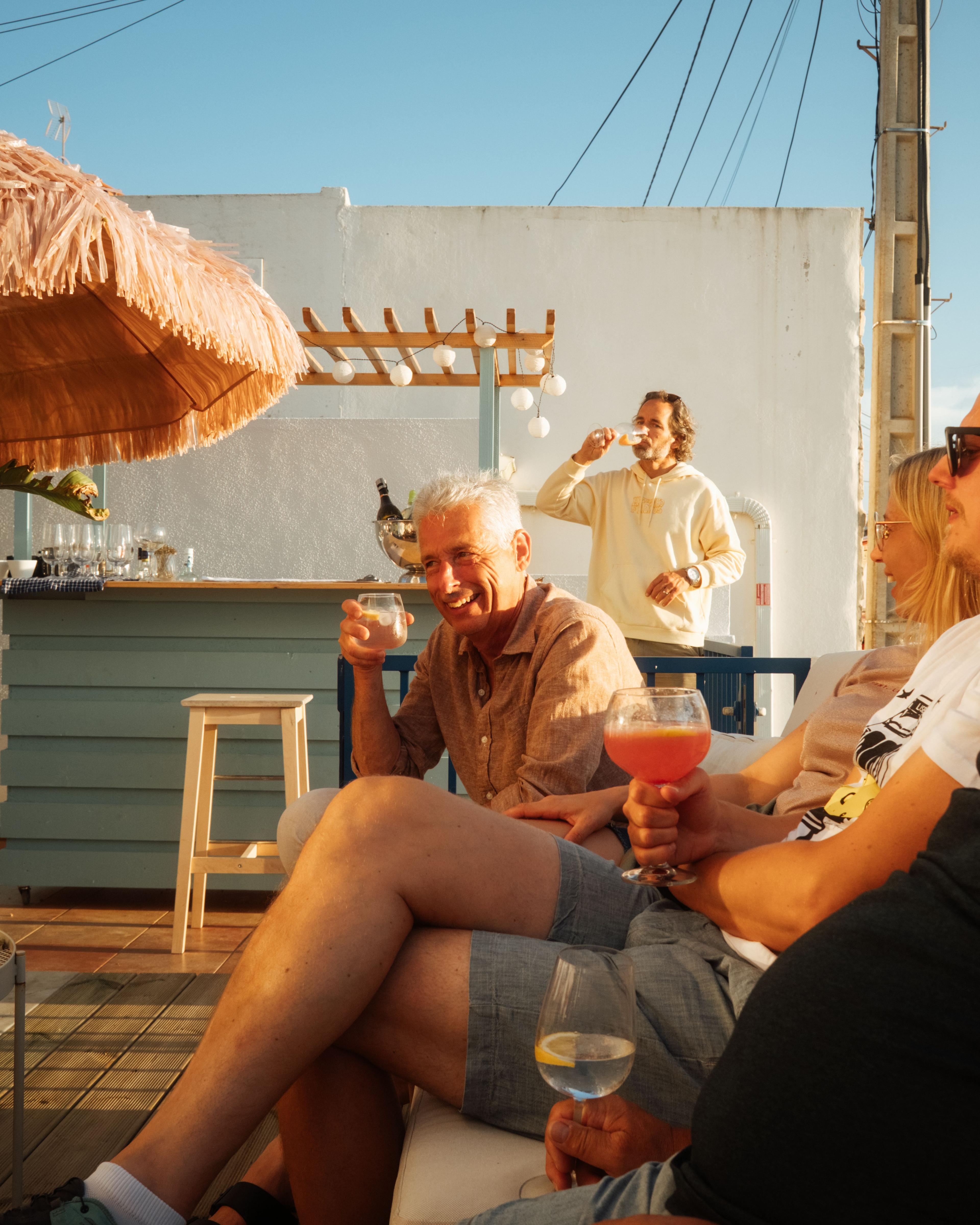 Glad man på after-surf i solen