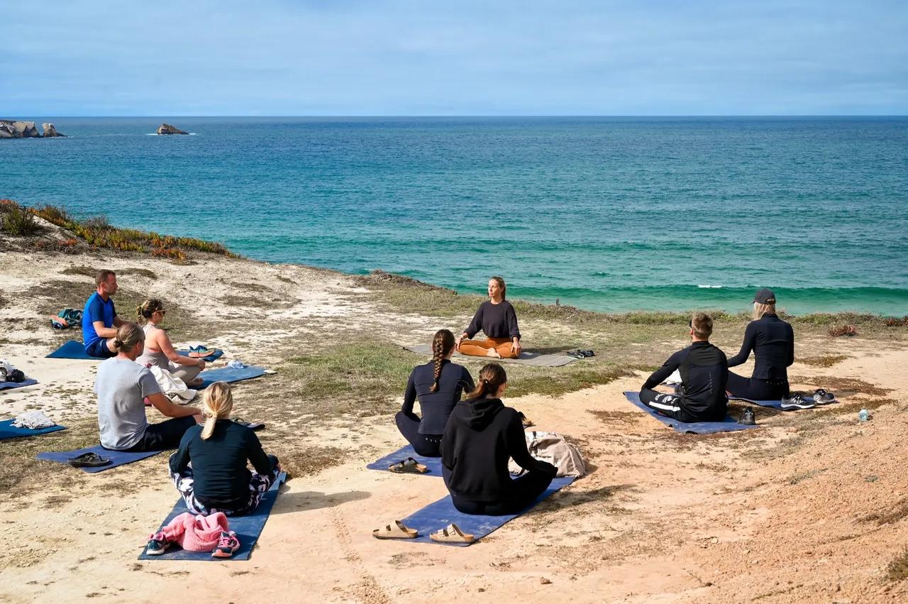 Yoga på stranden med utsikt över havet