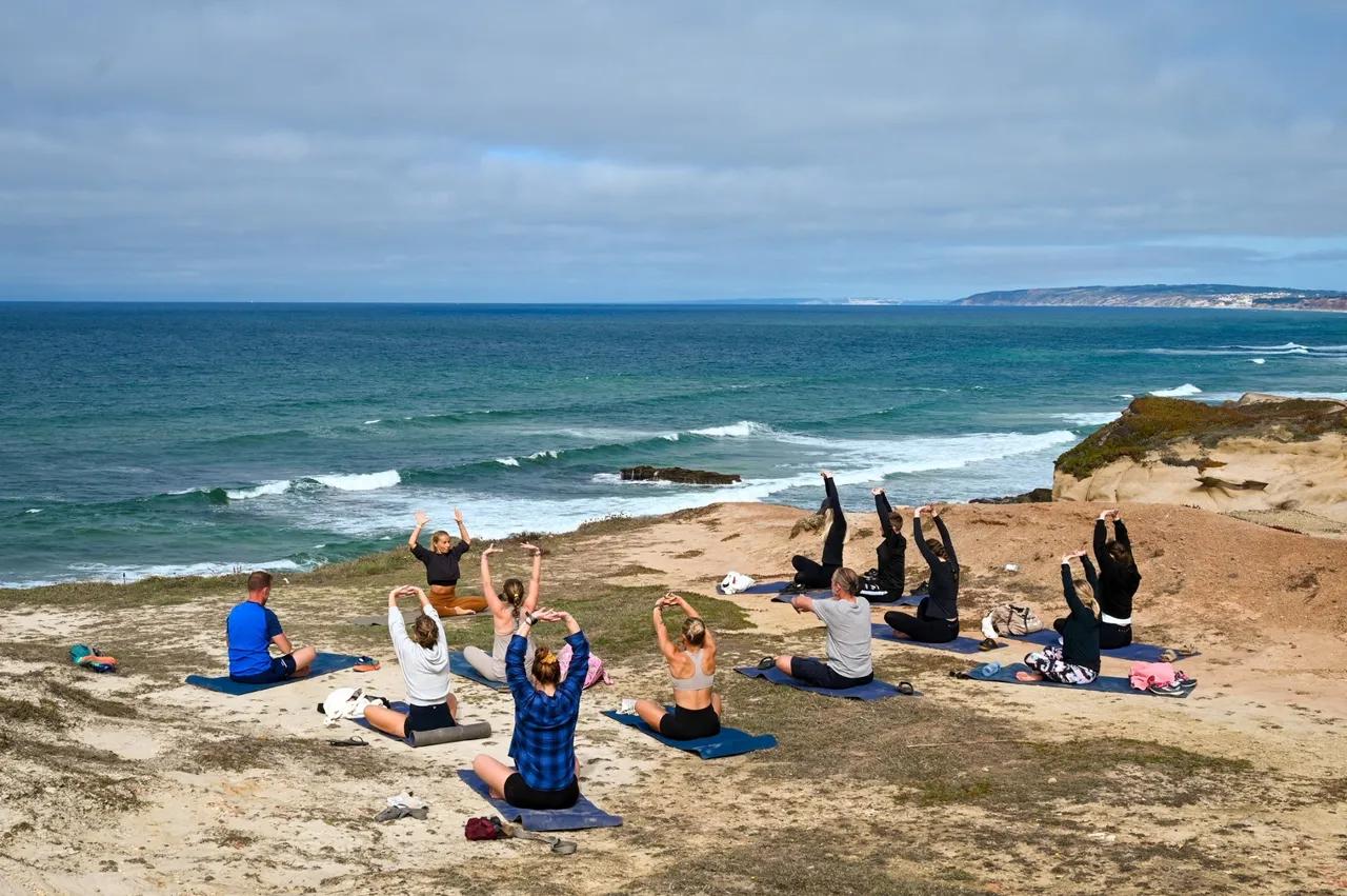 Yoga vid klipporna med utsikt över havet