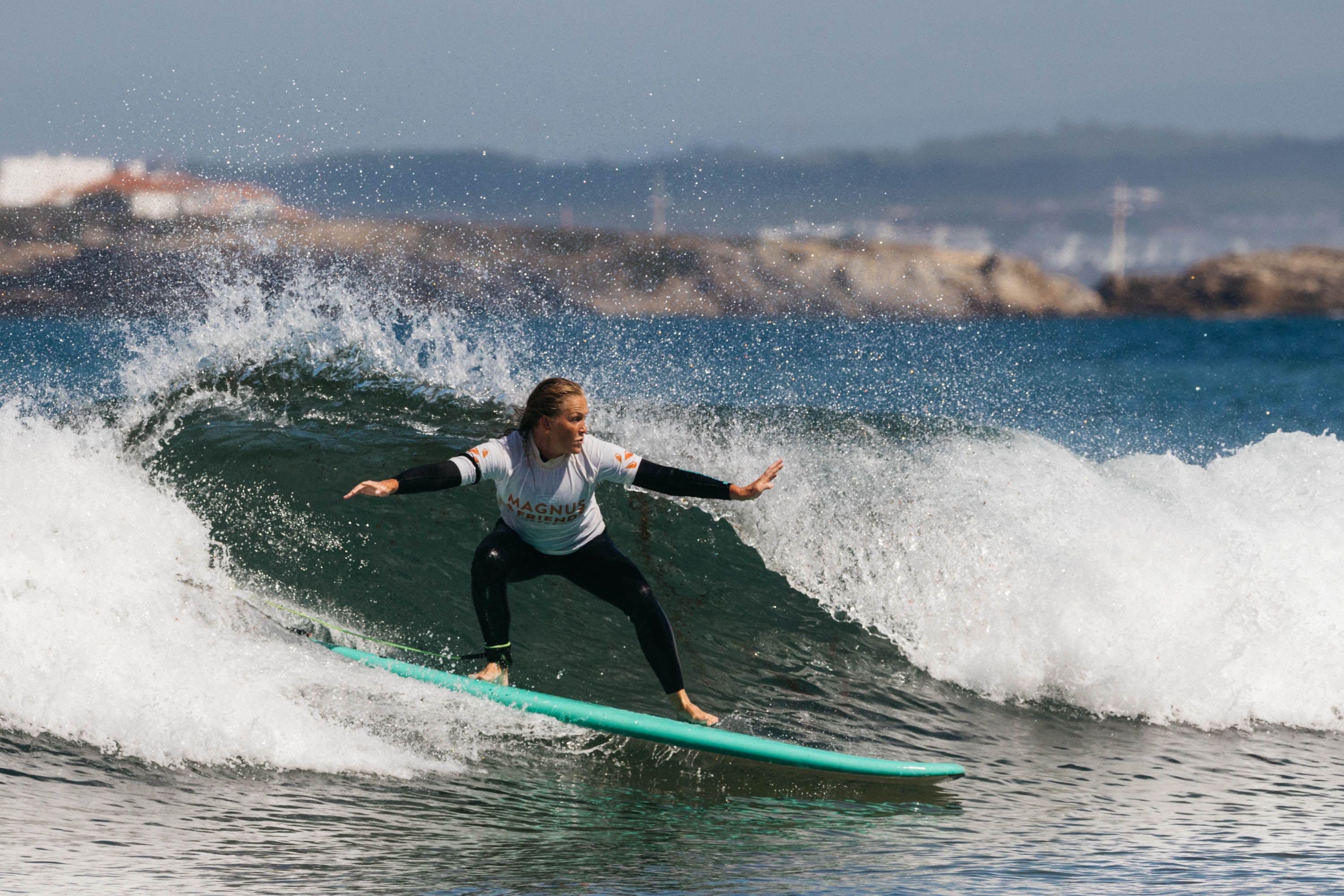 En tjej som surfar på en våg