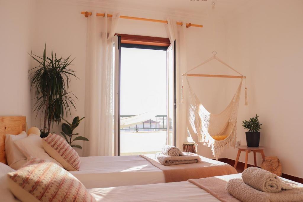 Ljust rum i havsvillan med balkong