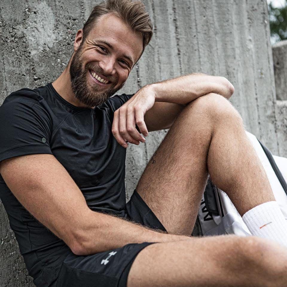 Måns Cederberg sitter och ler