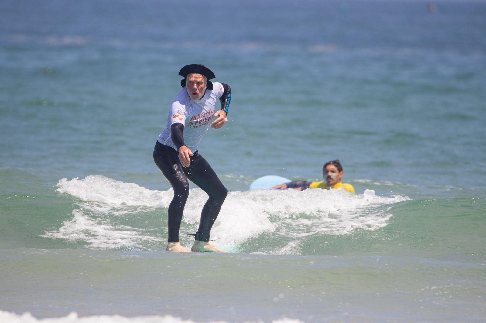 Fokuserad man som surfar