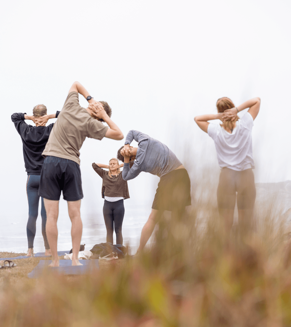 Personer stretchar inför träning