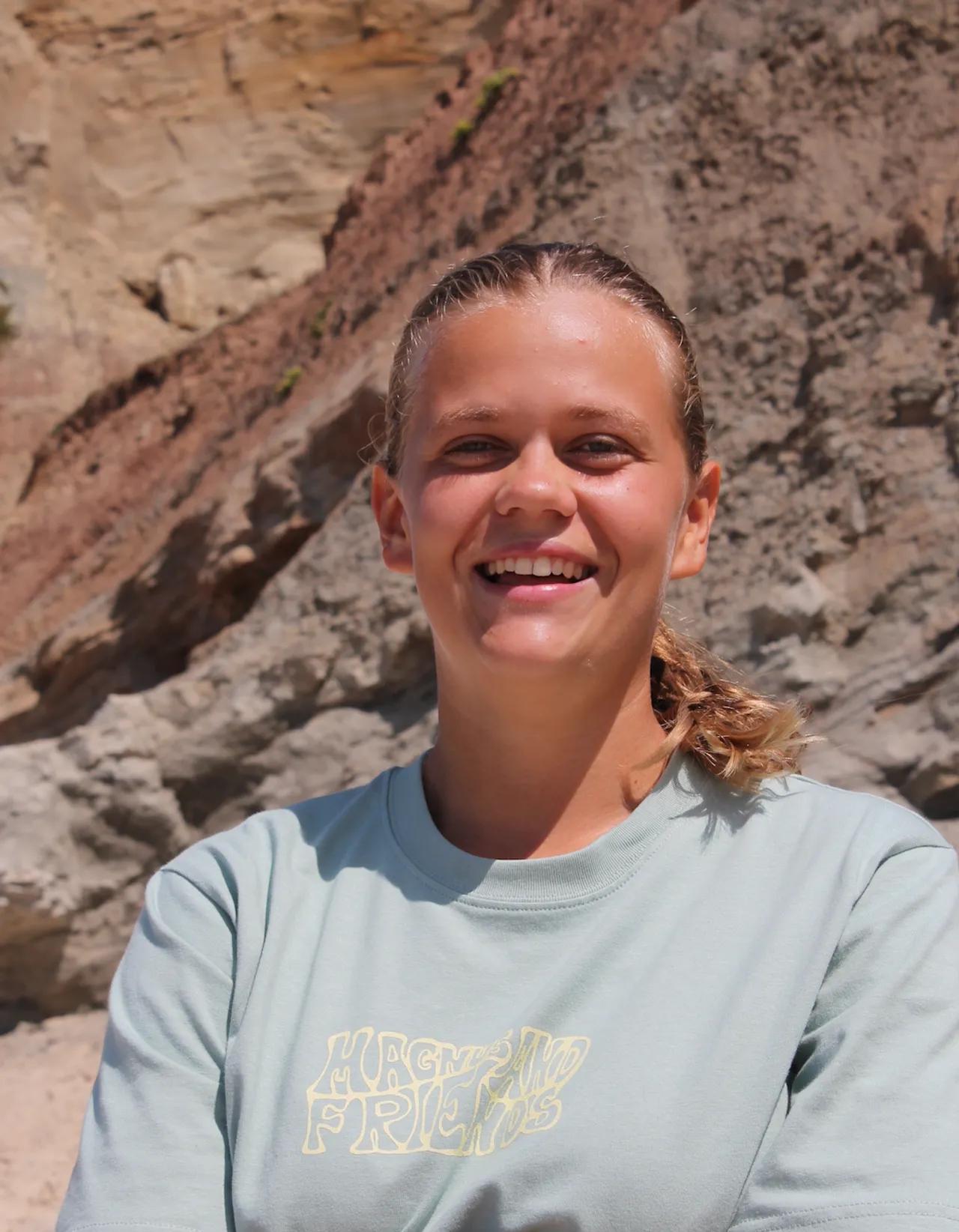 Leah på stranden med stort leende