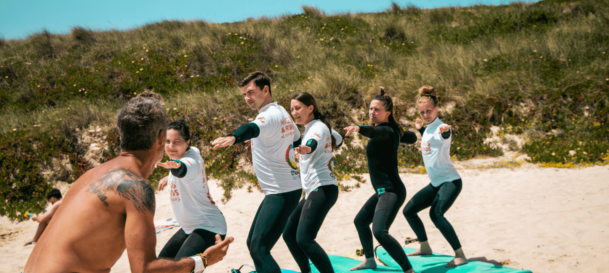 Några glada surfare som är redo för vattnet