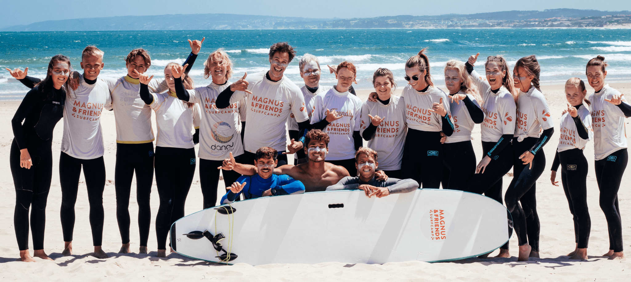 En grupp med glada surfare