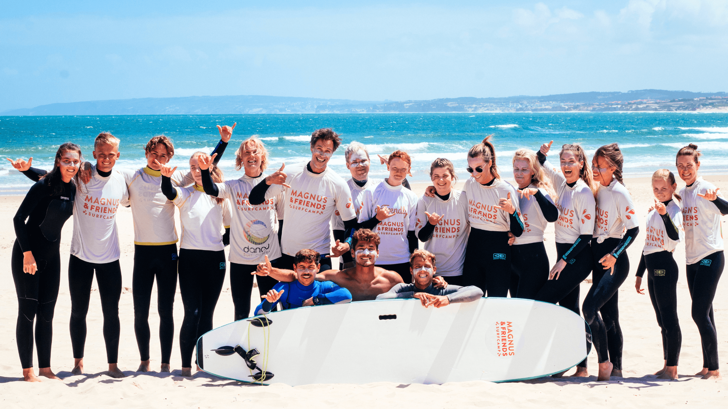 Glad grupp av människor som surfar med Magnus & friends