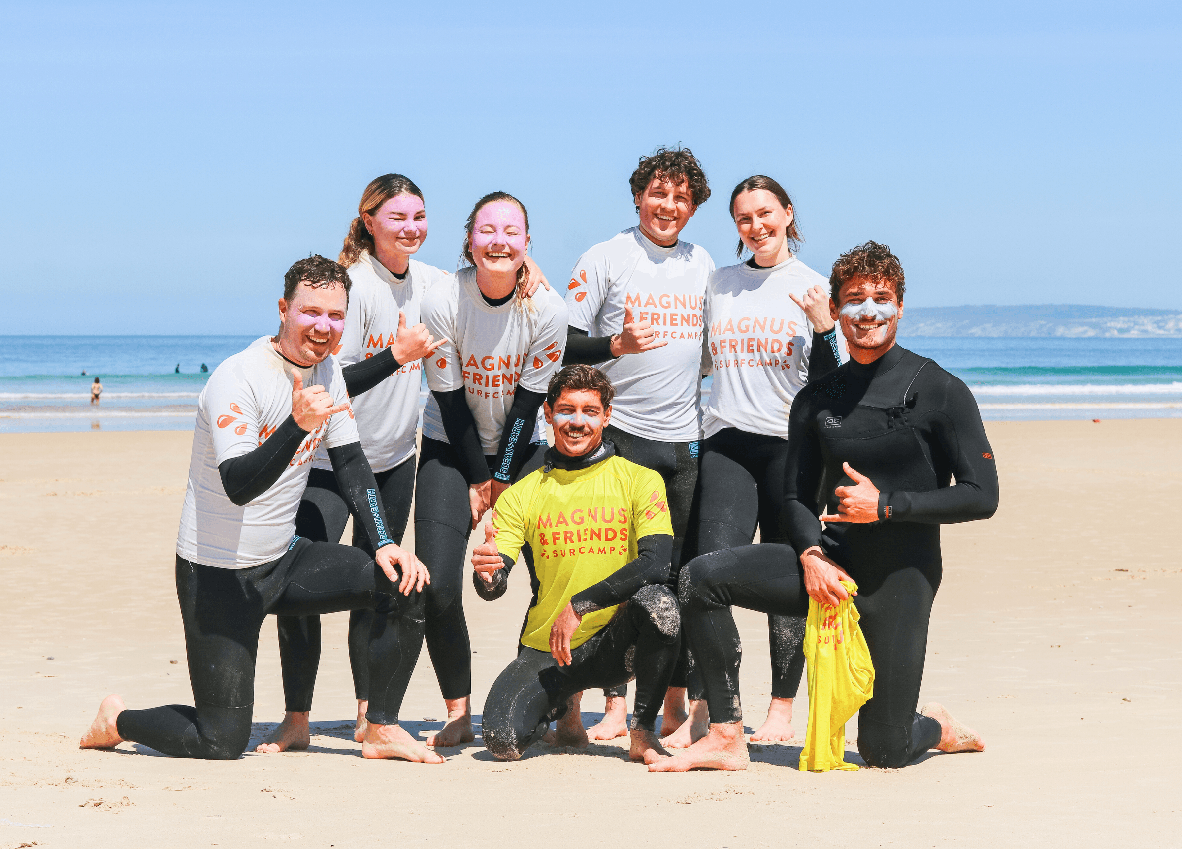 Glada surfare som tar en bild ihop på stranden