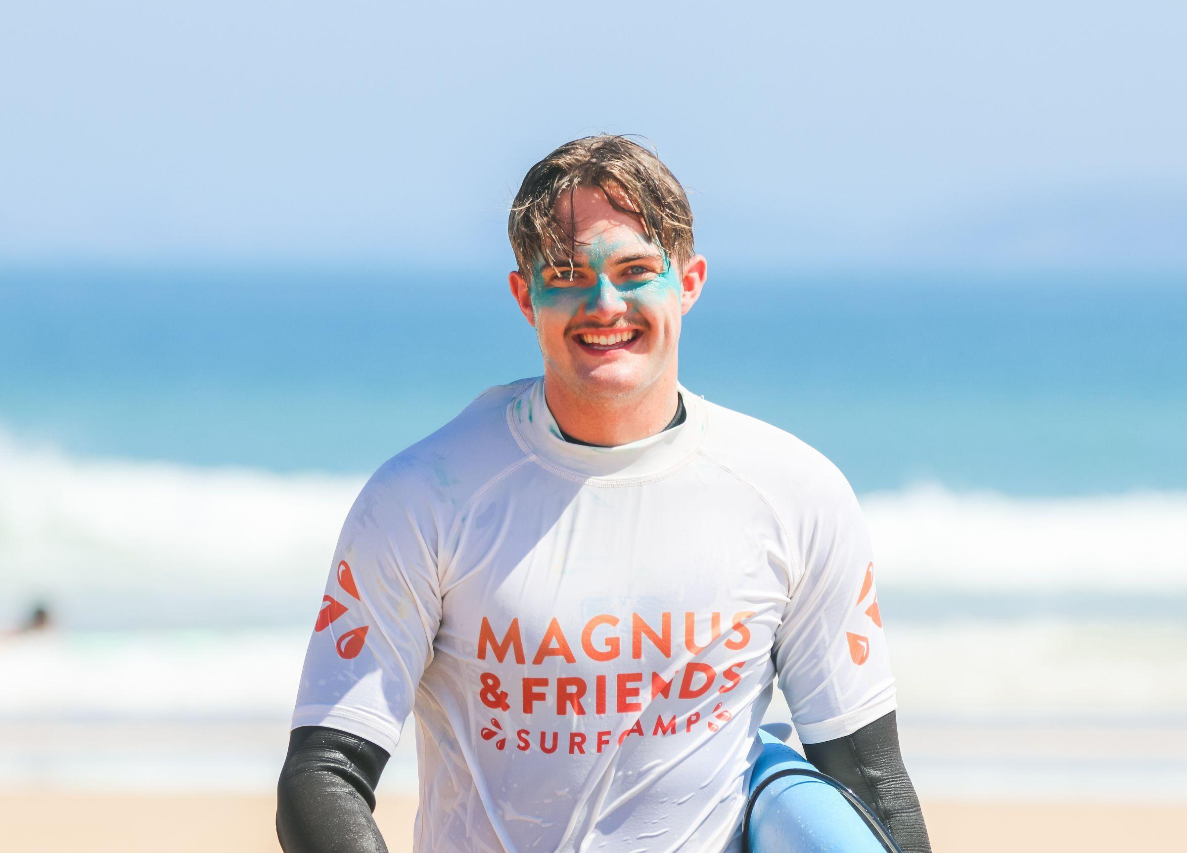 Glad student som har surfat med Magnus & friends.