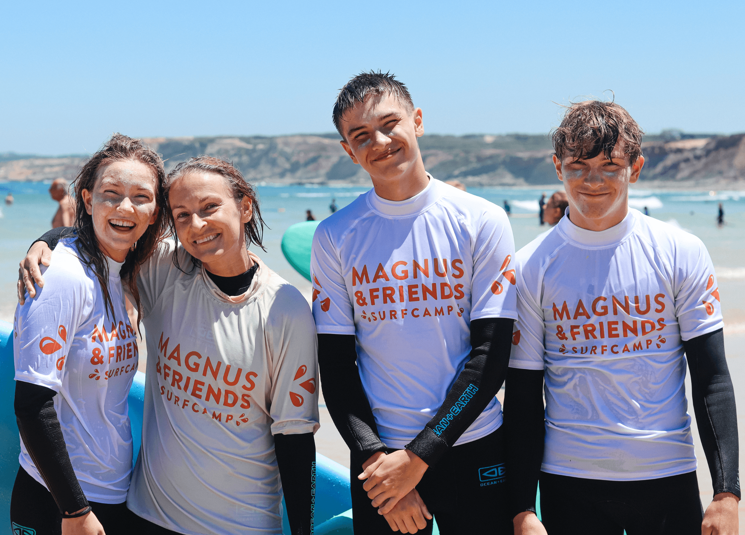 En glad familj som ska surfa tillsammans