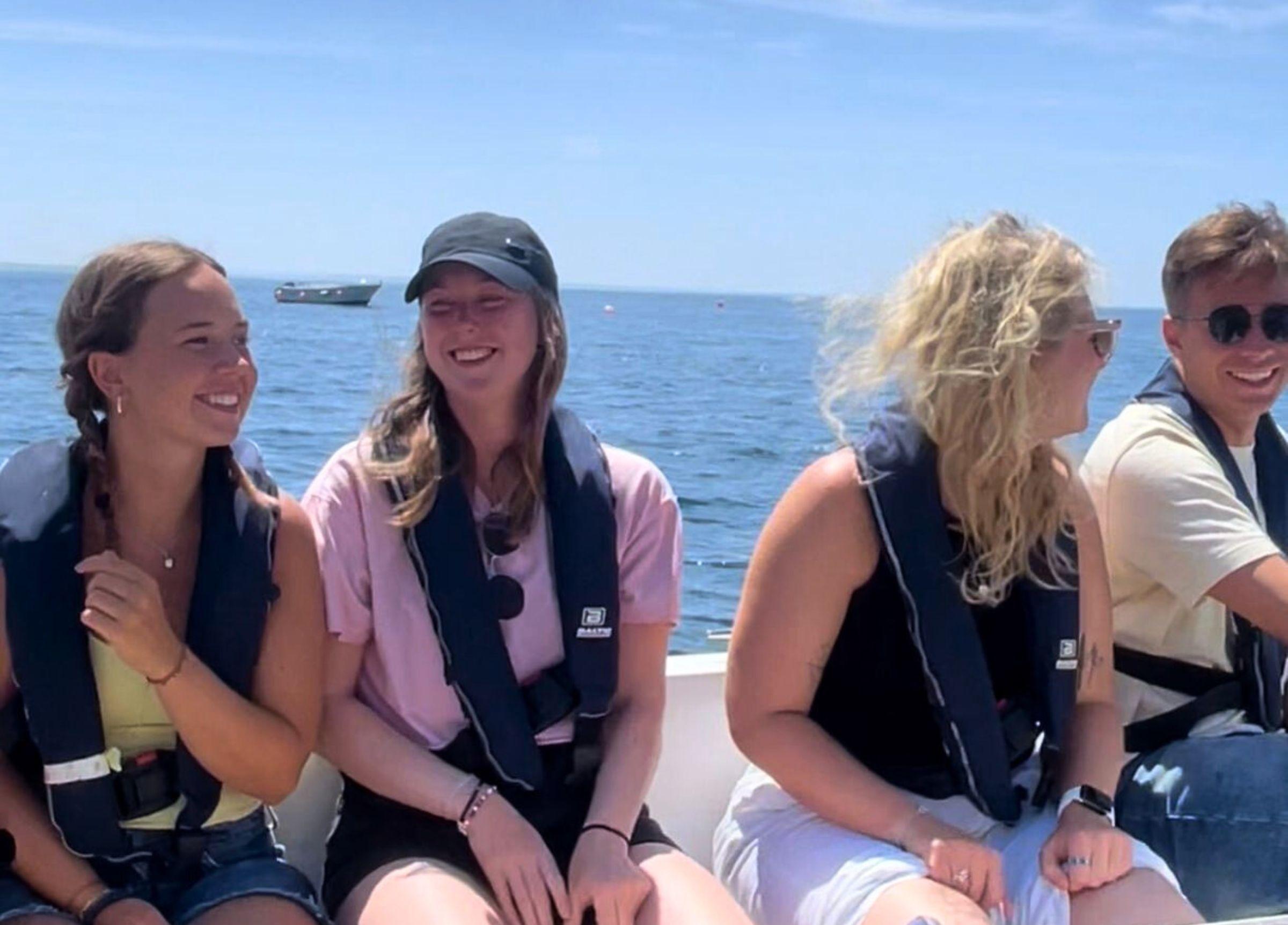 Fyra kollegor från Magnus & friends på en båttur i solen