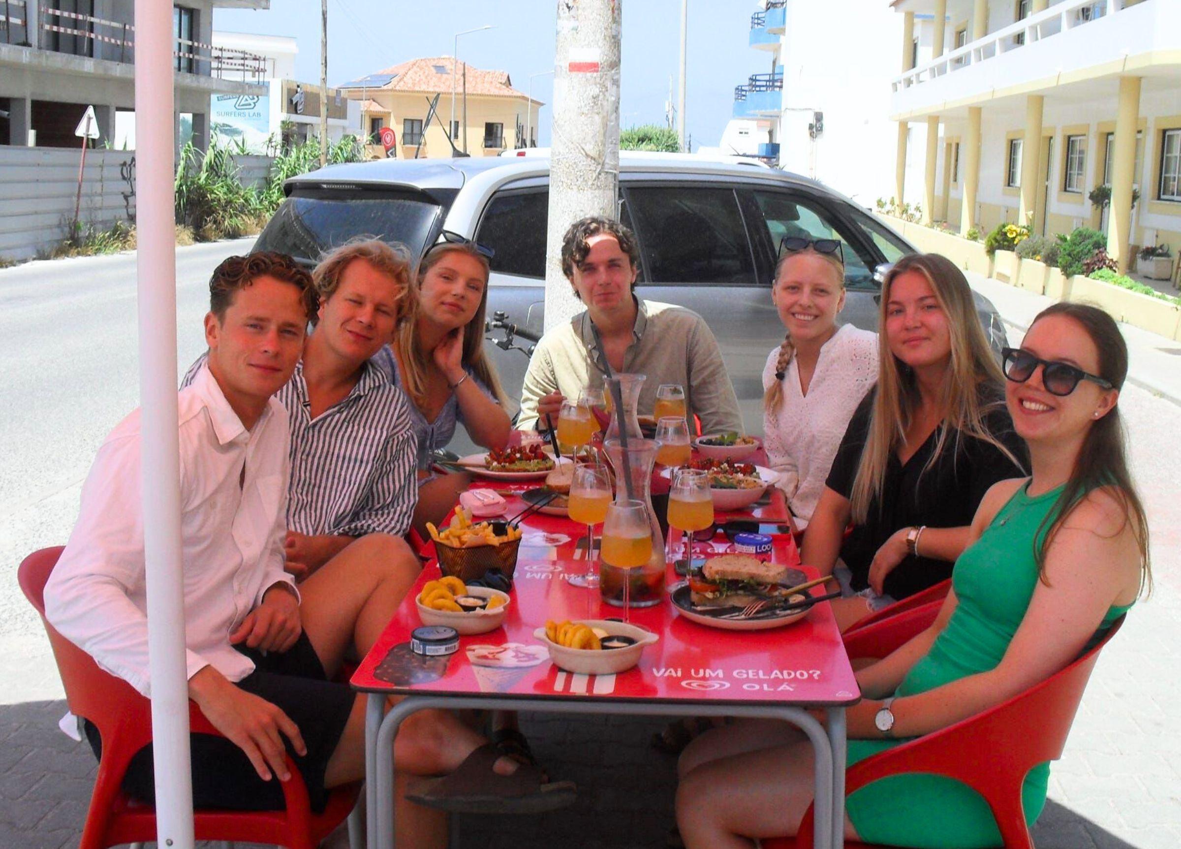 Medarbetare från Magnus & friends surfcamp äter lunch tillsammans