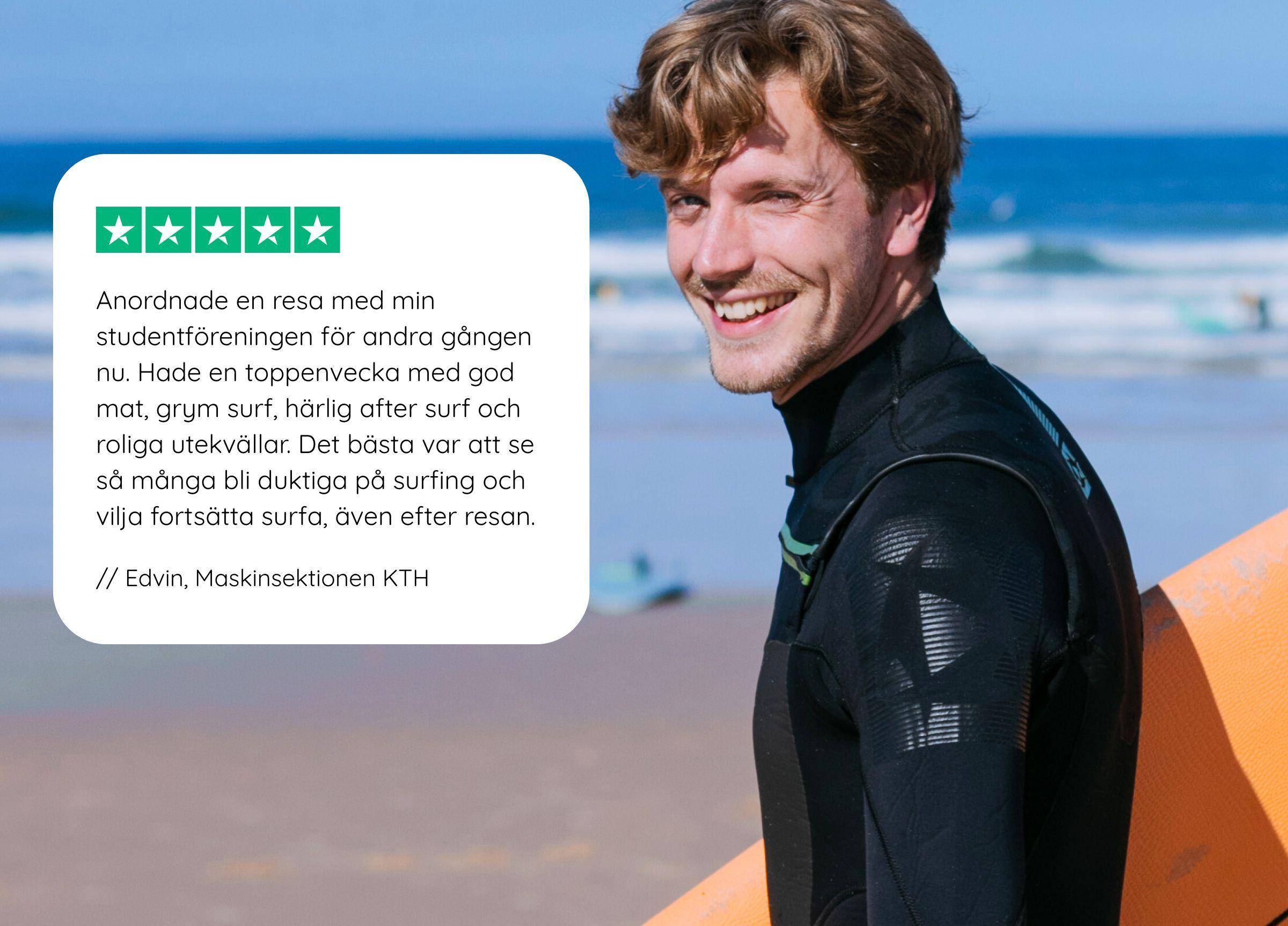 Student på surfresa med våtdräkt och surfbräda, leende på stranden – recension från KTH-student om en gruppresa