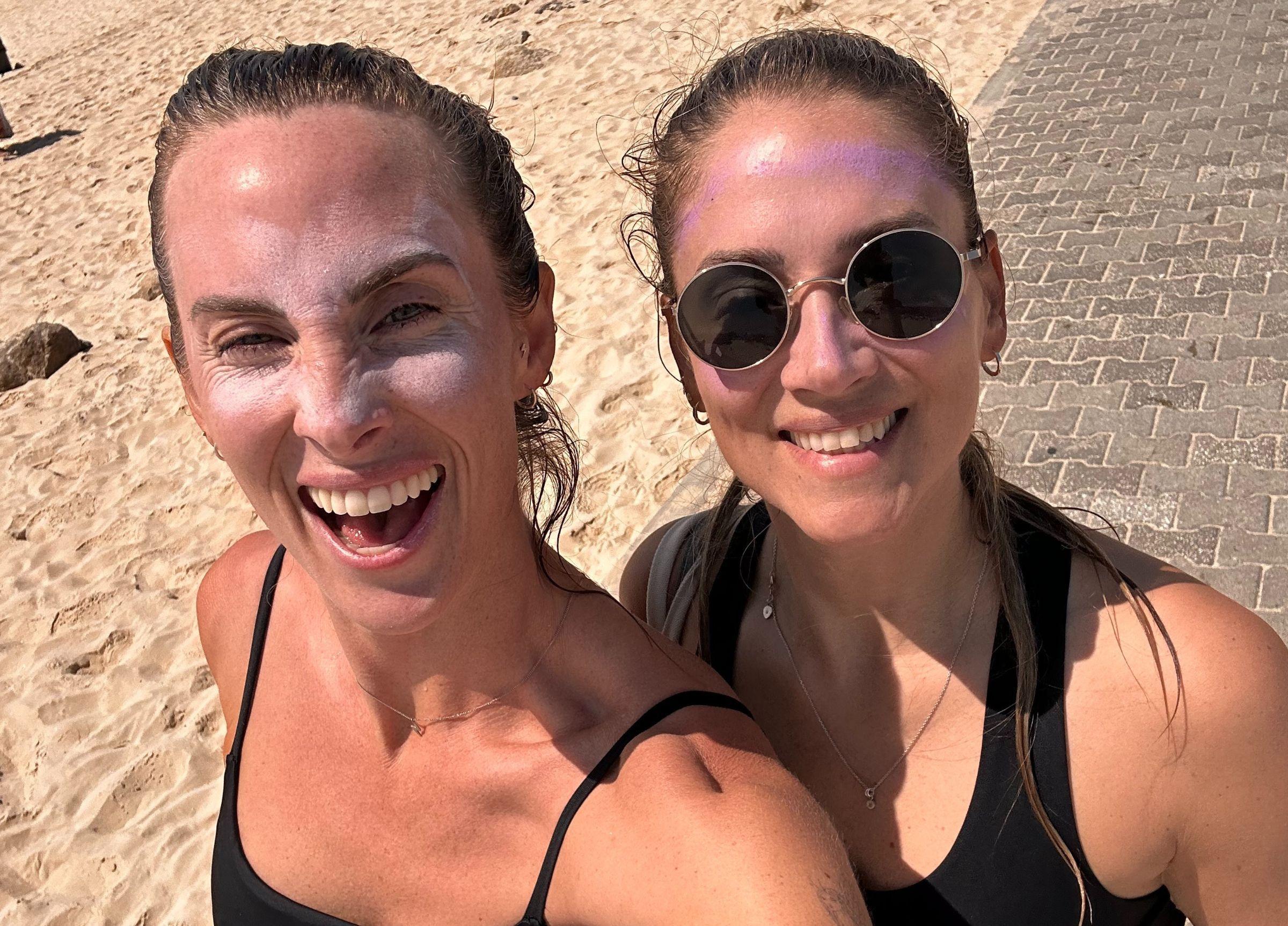 Ida Kjos och Andrea Myrander glada efter en surflektion hos Magnus & friends