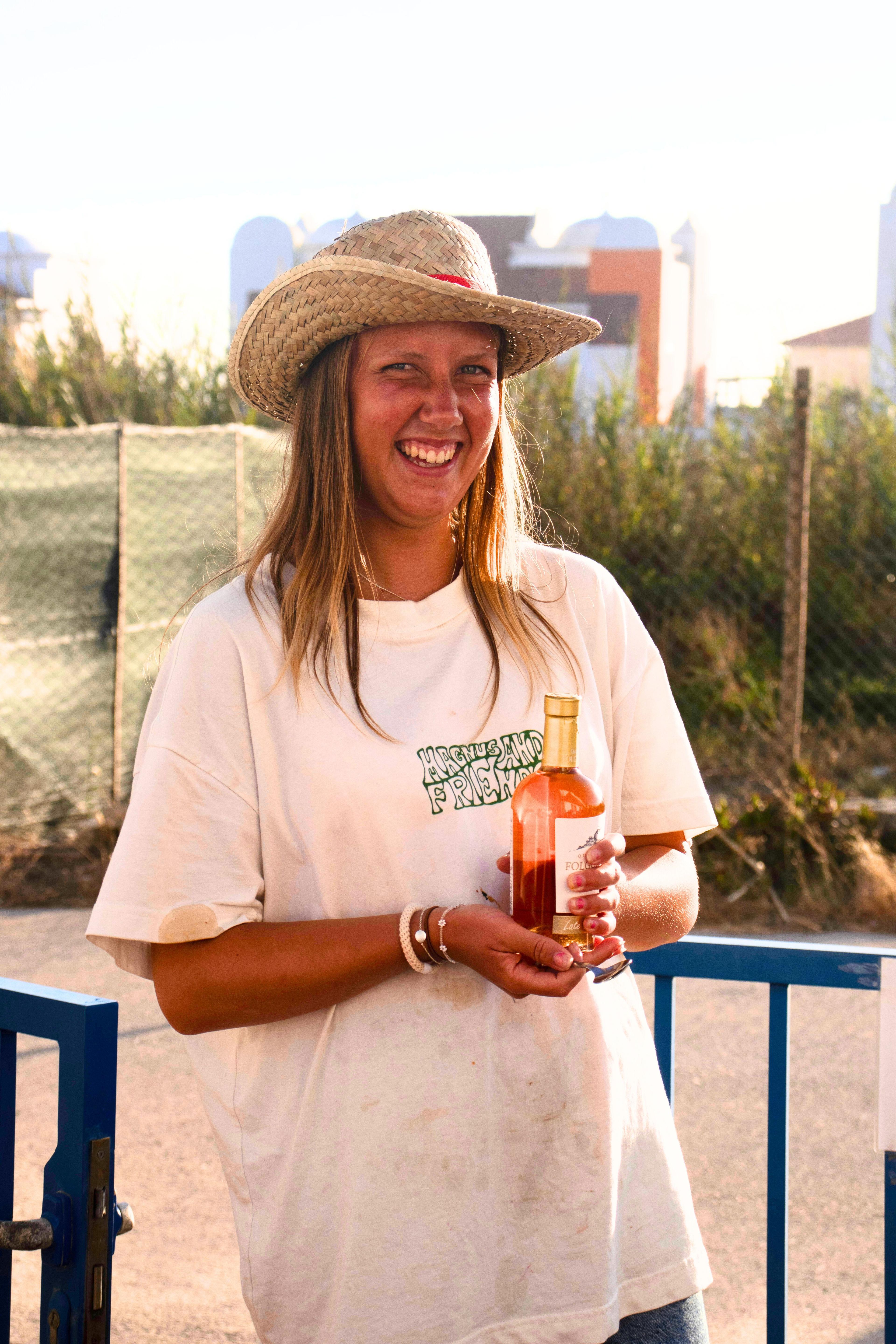 Medarbetare på Magnus & friends presenterar kvällens vin på en middag