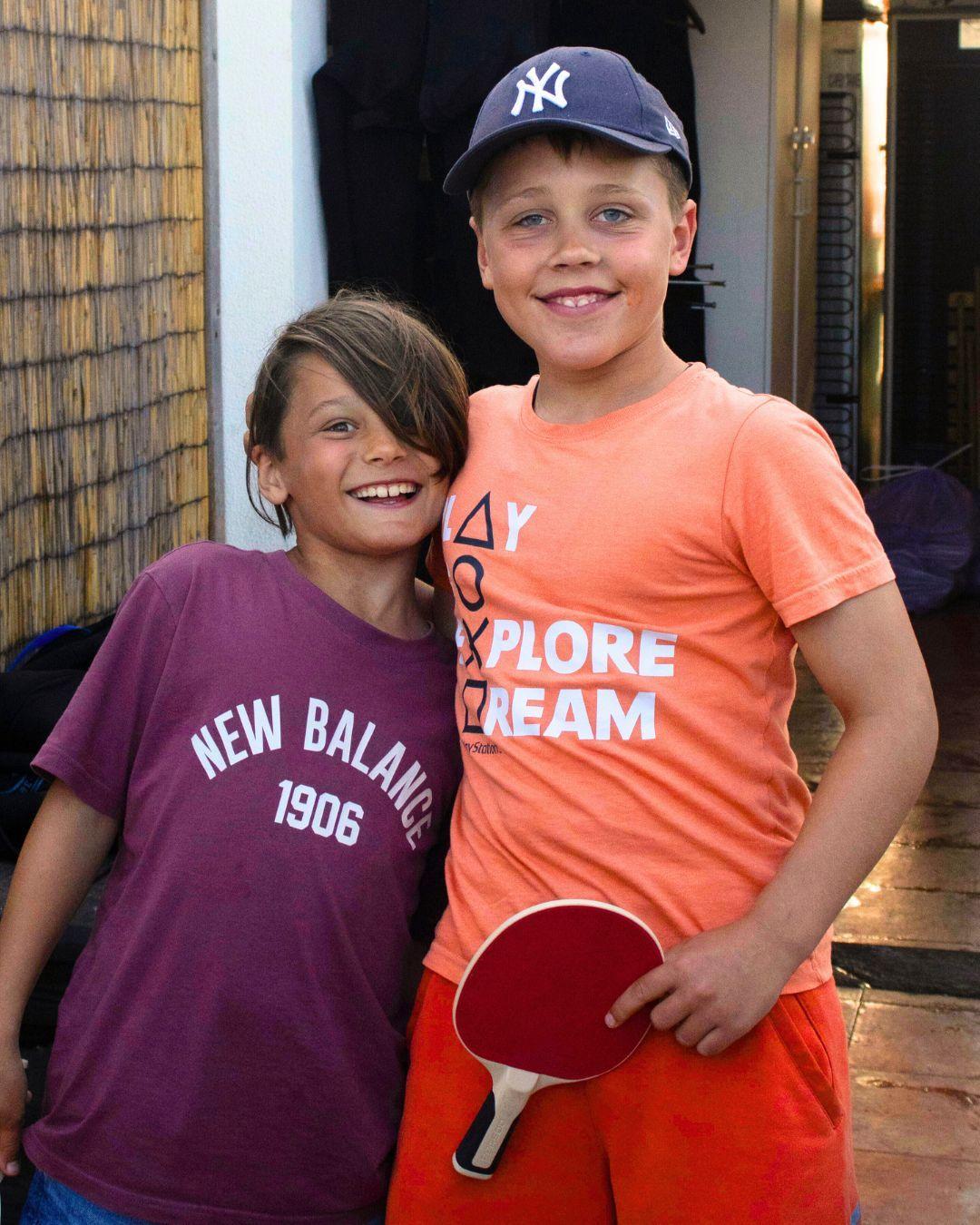 Två glada killar som spelat pingis på Magnus & friends lill-lördag.