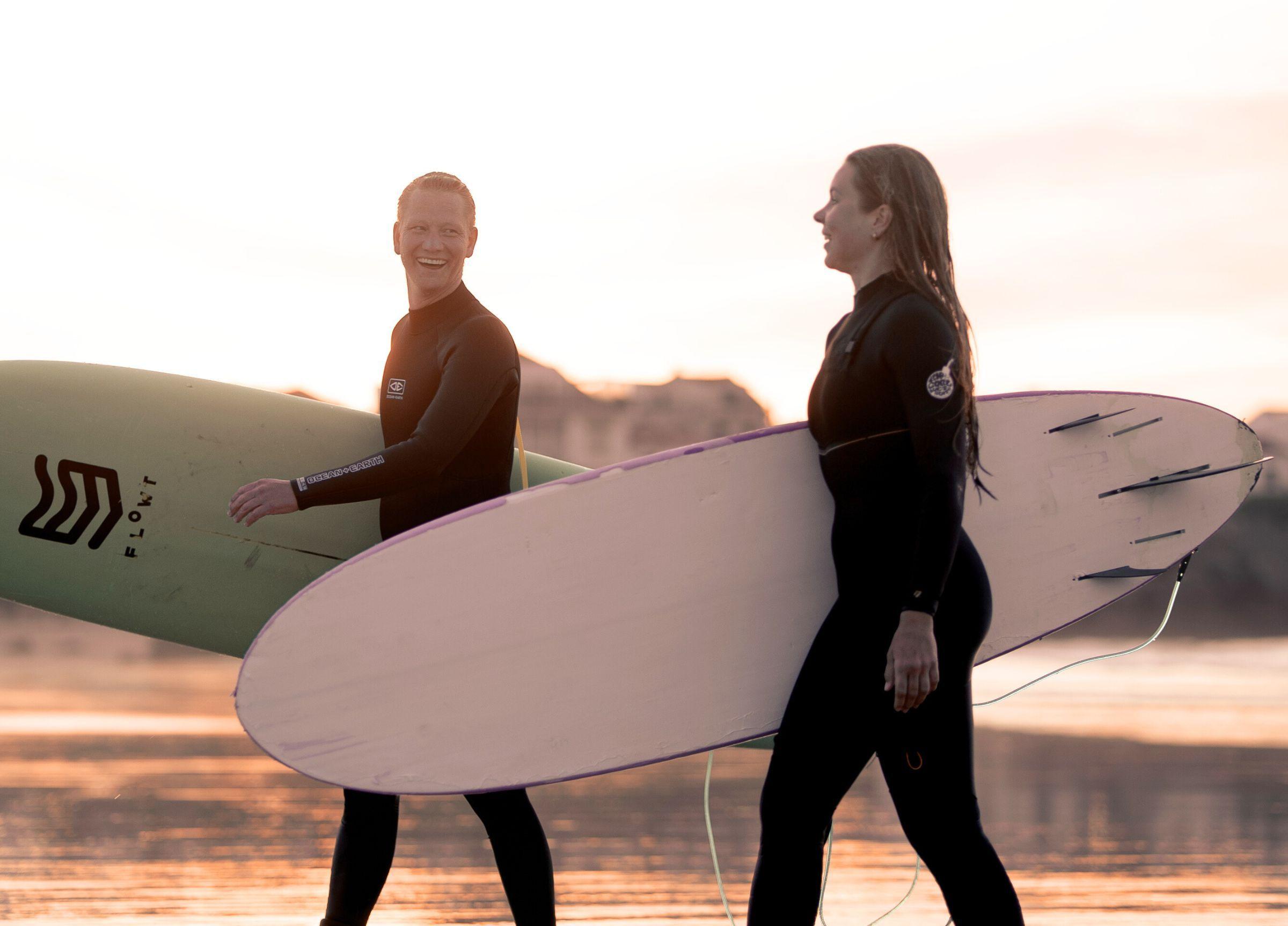 Charlie från Aldrig Ensam och Elsa från Magnus & friends, efter en surf session
