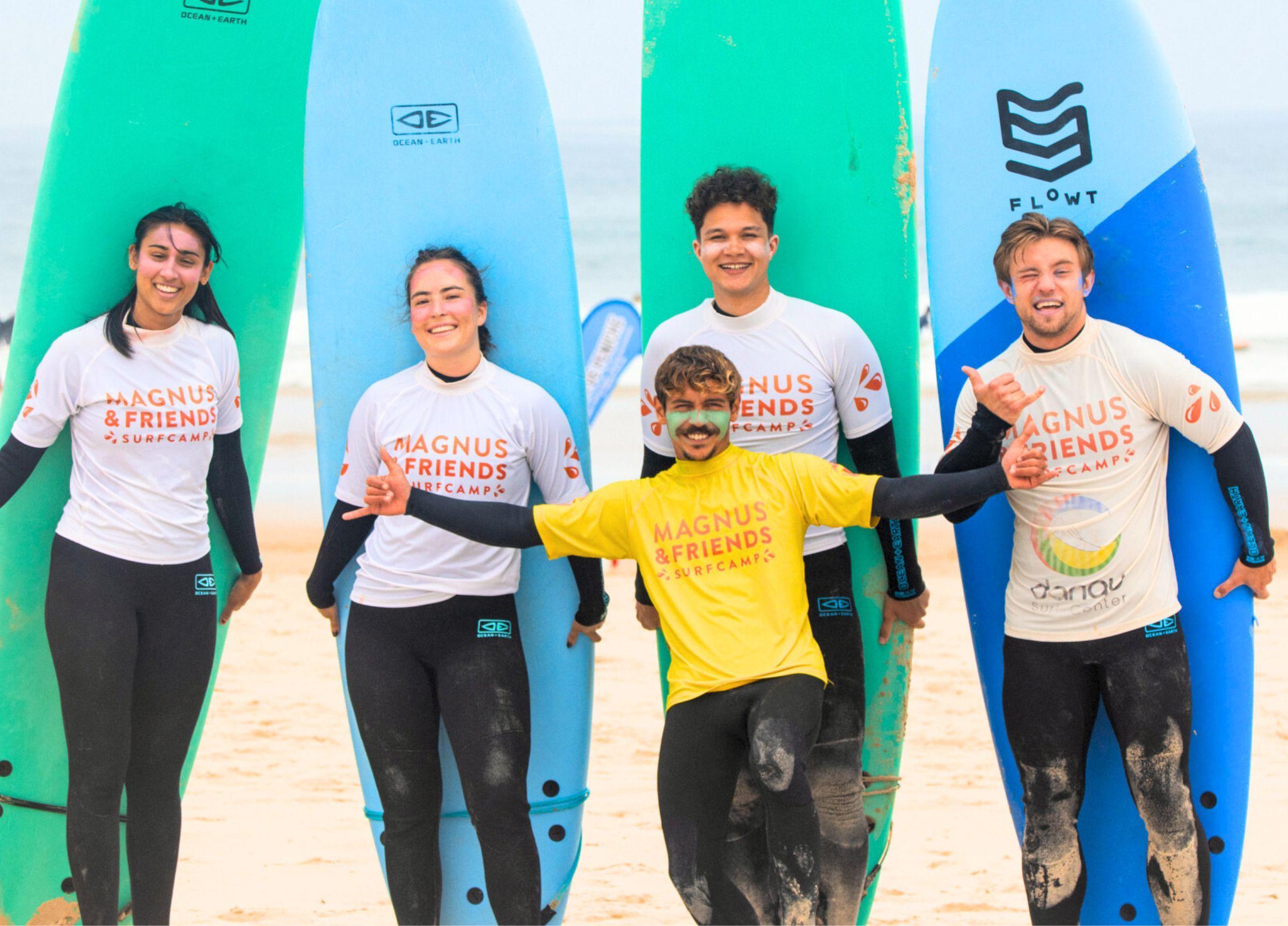 4 studenter och surfinstruktör Dércio taggade innan surflektion