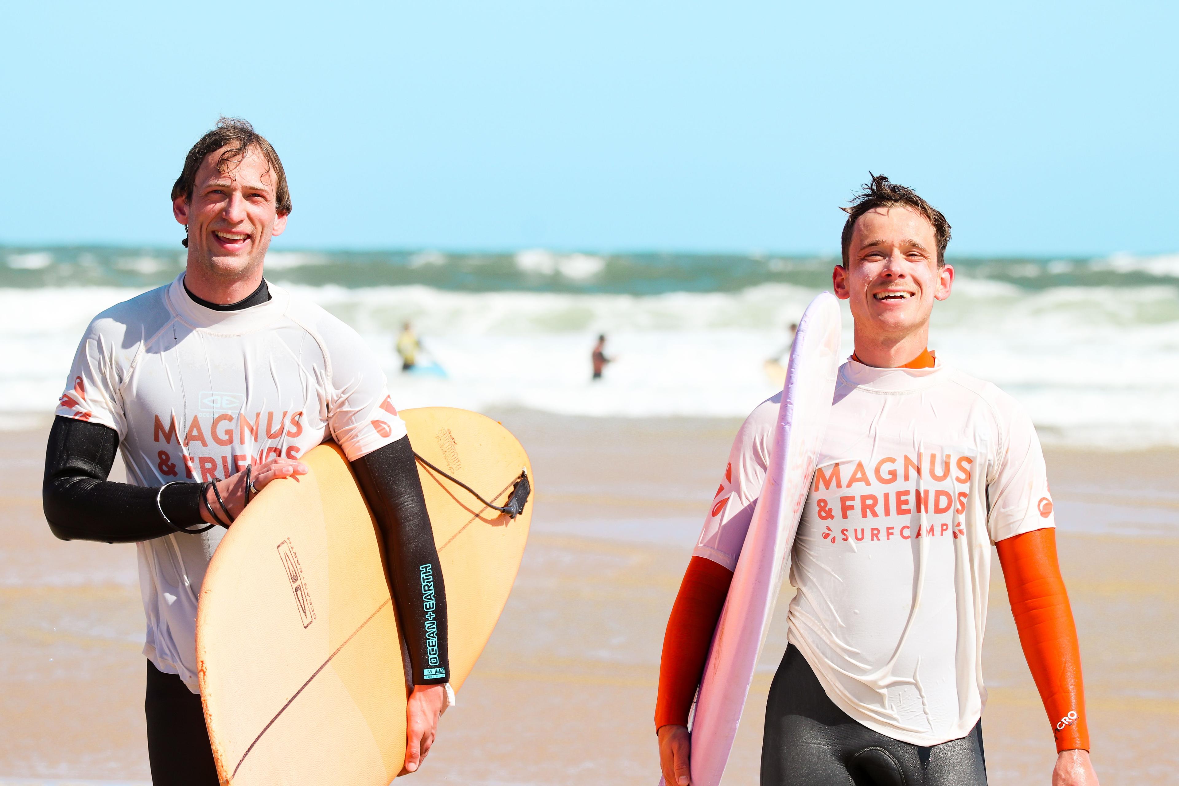 Två unga killar på Magnus & friends utbildning till surfcampreseledare.
