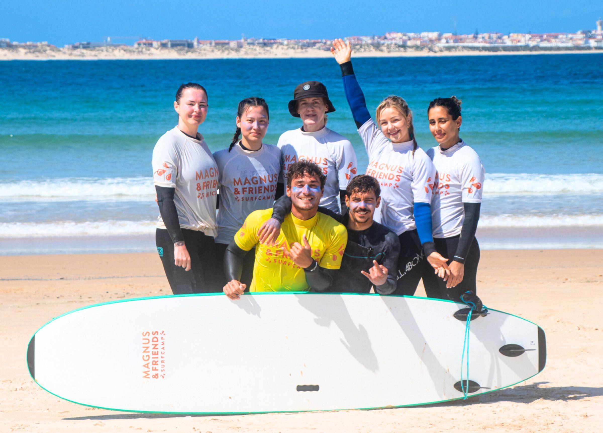 En surfgrupp glada efter sin surflektion i Baleal