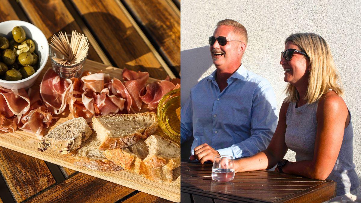 Bildcollage med två personer som skrattar tillsammans vid ett bord i solen, på bilden bredvid en bricka med bröd, oliver och charkuterier.