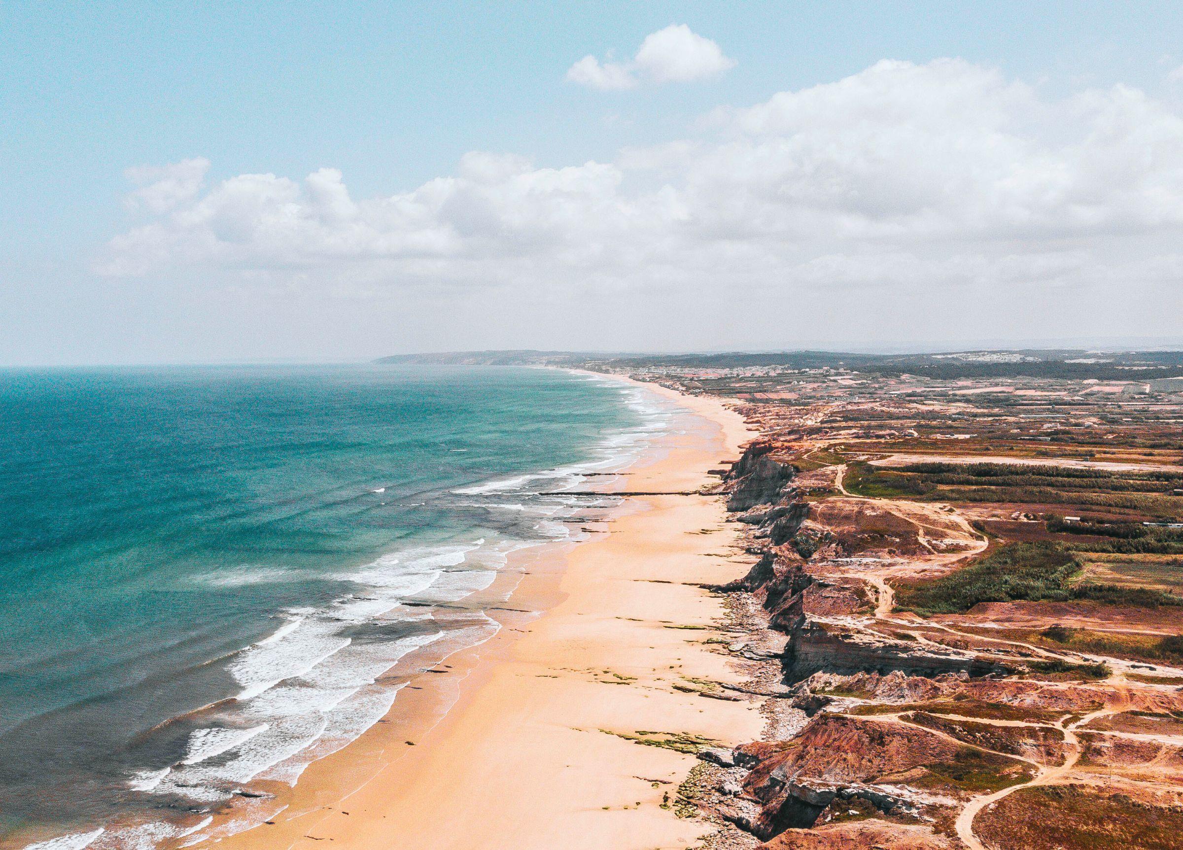 Drönarbild på stranden och klipporna i Baleal, Portugal
