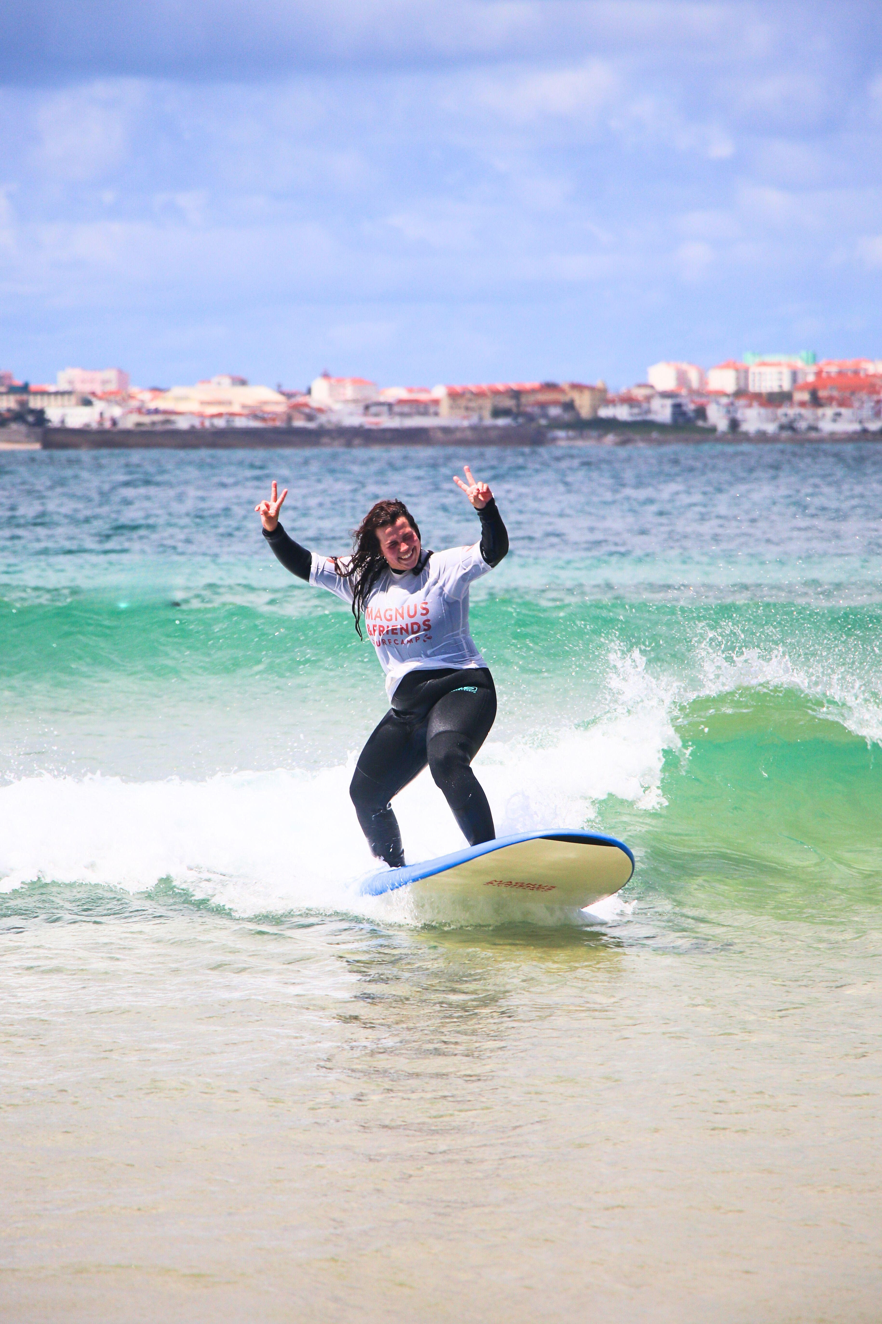 Glad student som surfar i Portugal