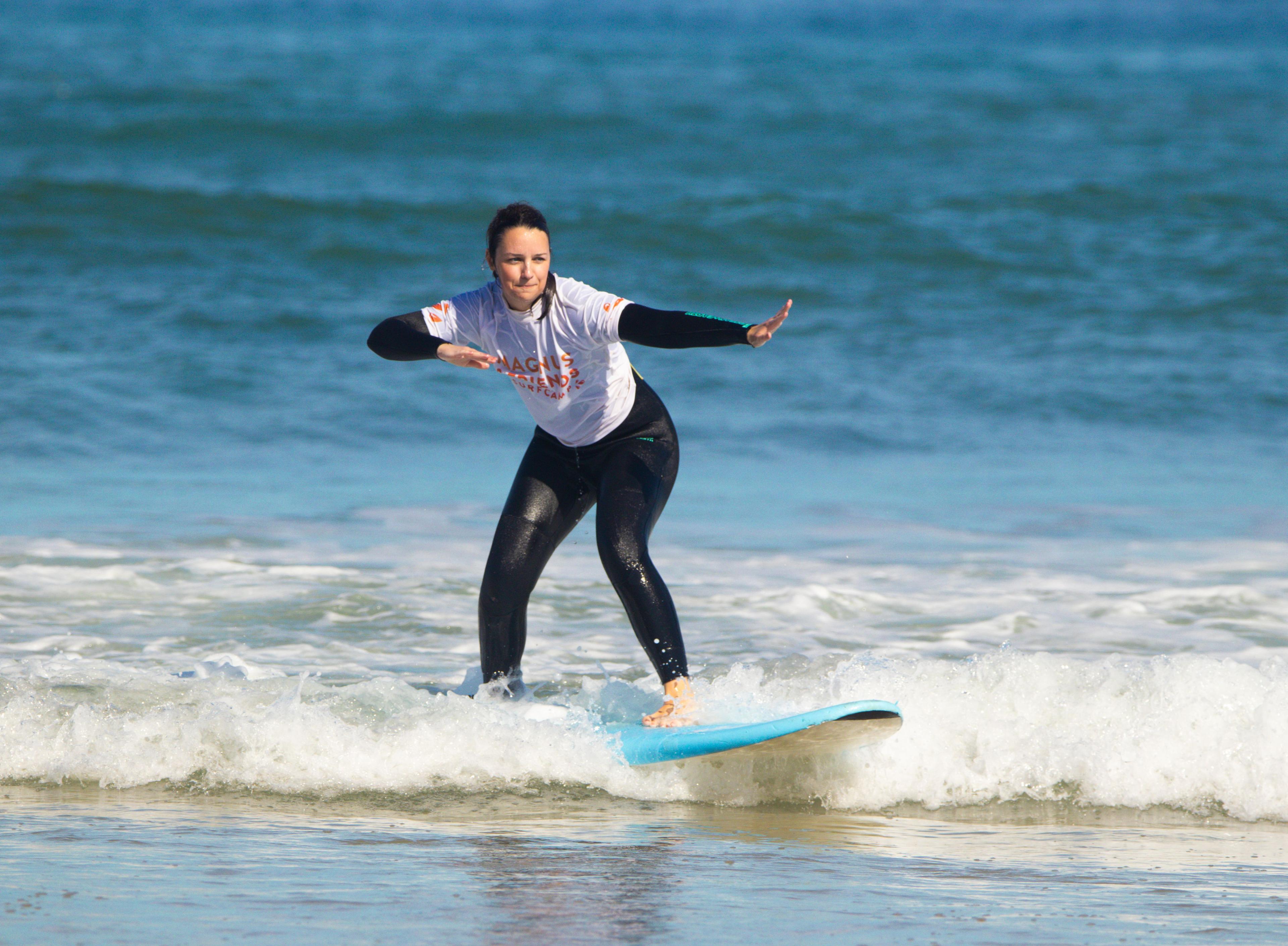 Tjej från Friendcation som surfar