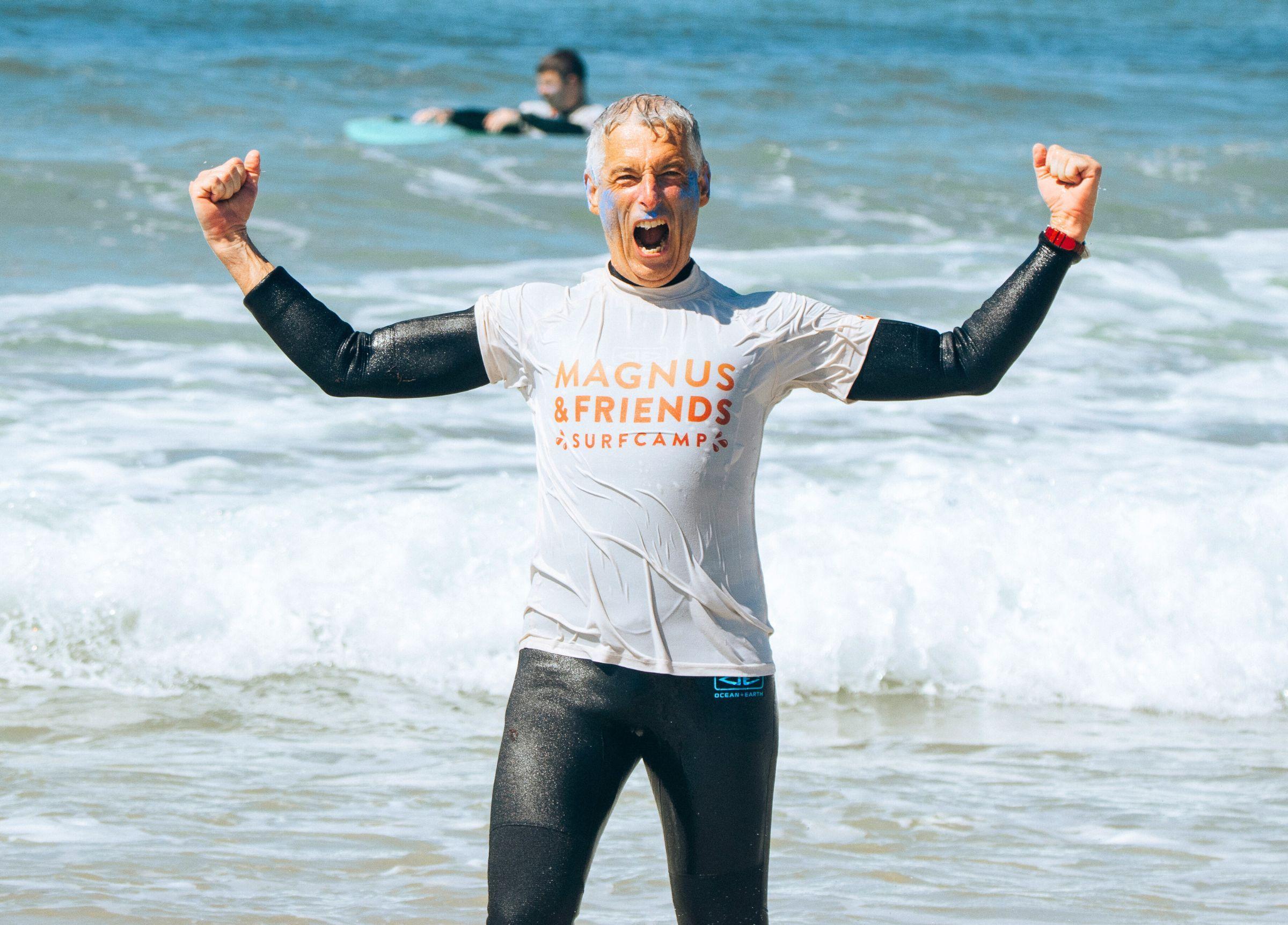 Surfare med Magnus & friends rashguard, glad i vattnet efter att ha surfat en bra våg
