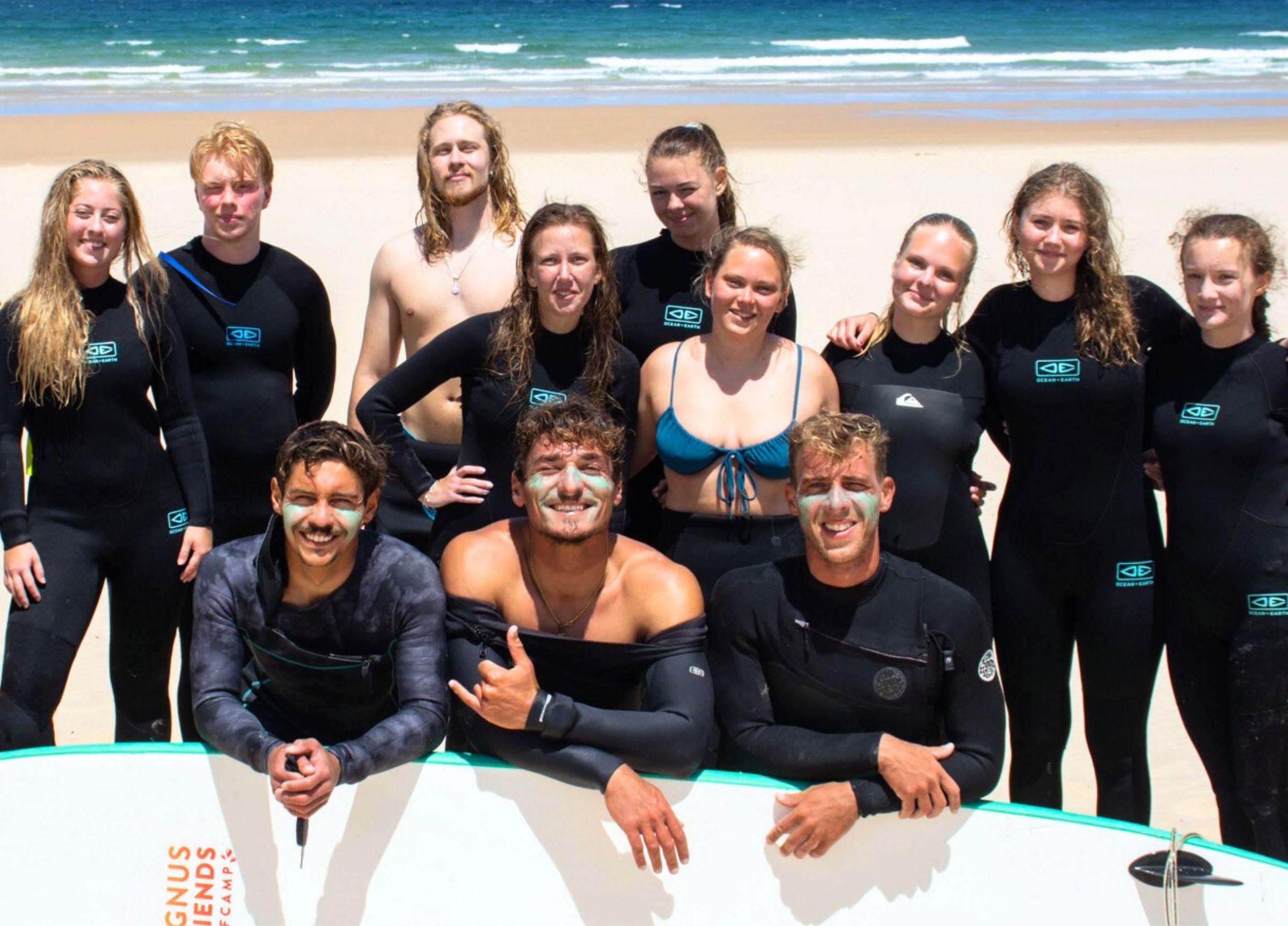 Gruppbild på stranden från Magnus & friends surfcampreseledarutbildning