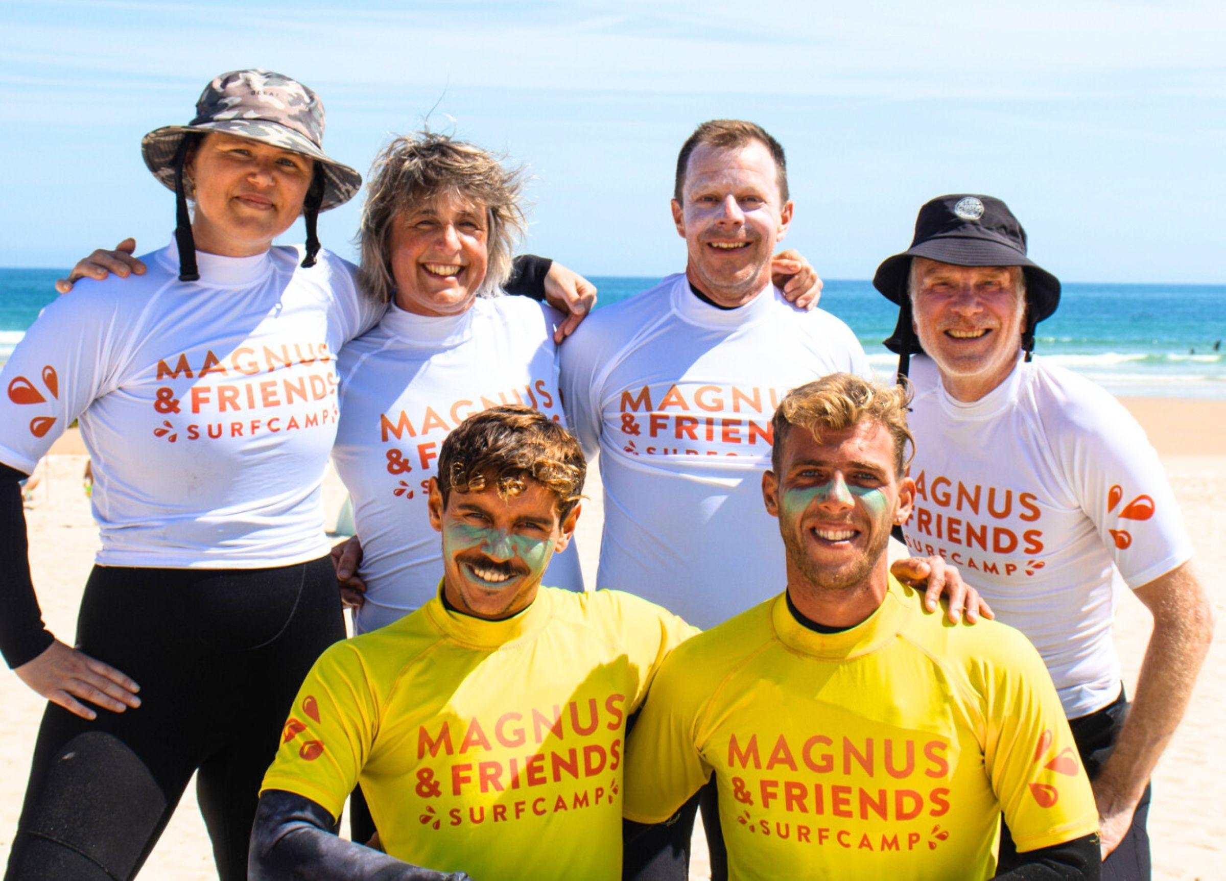 En grupp glada surfare på surfresa med Magnus & friends