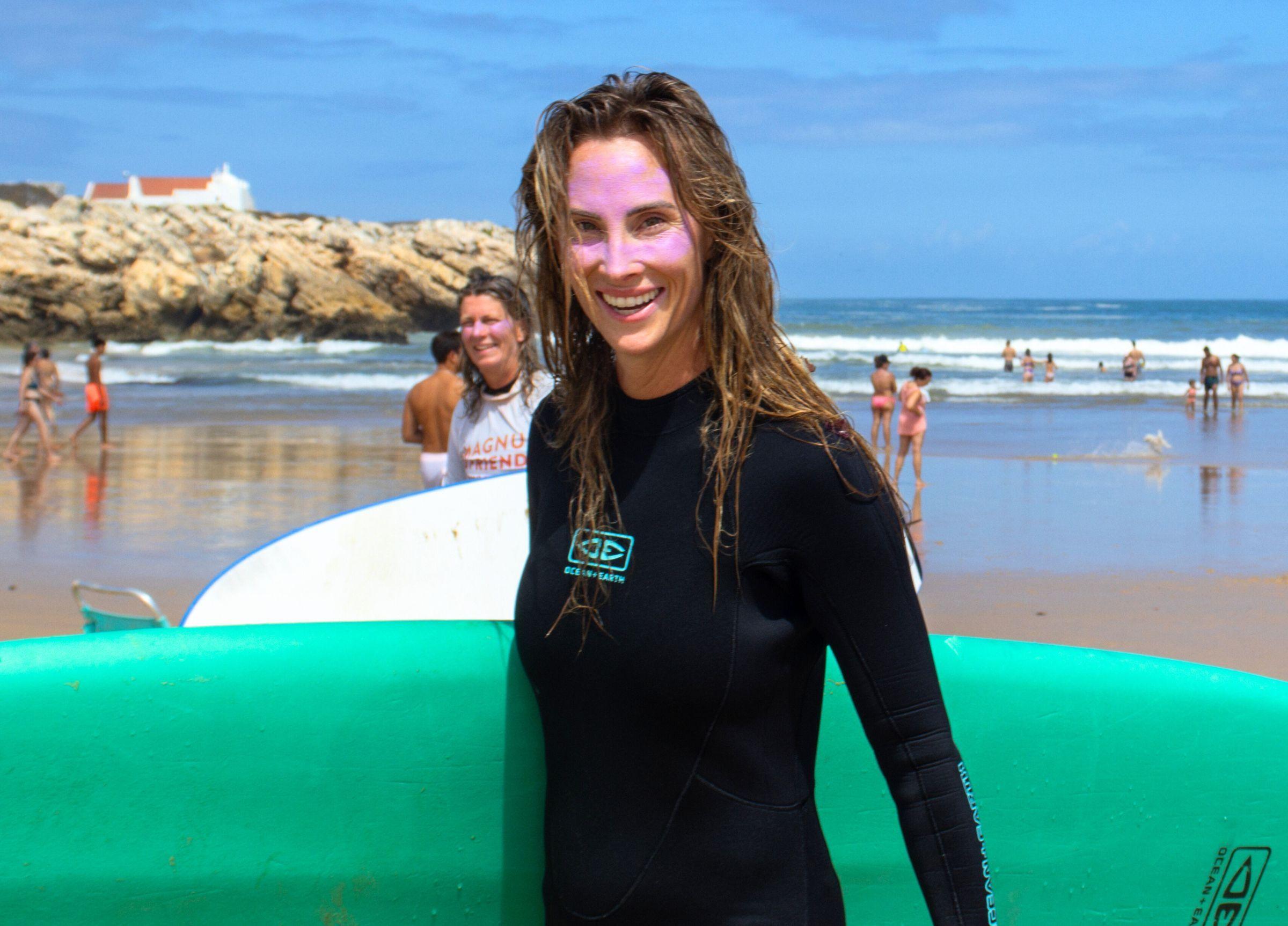 Ida Kjos glad på väg upp från vattnet efter en surflektion.