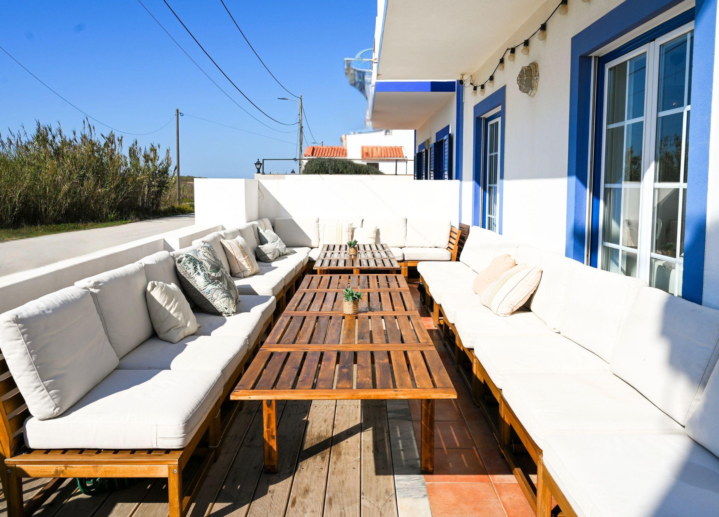 Avkopplande loungeyta utomhus vid Surfvillan på Magnus & friends surfcamp i Portugal