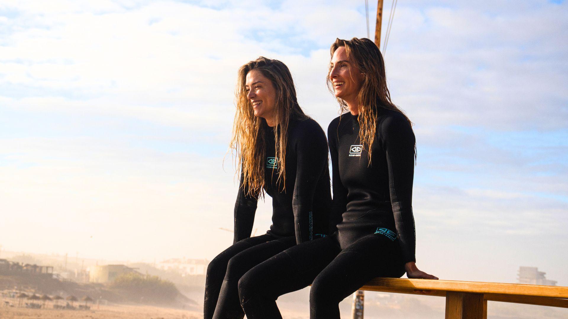 Andrea Myrander och Ida Kjos i soluppgången efter en surf i Portugal