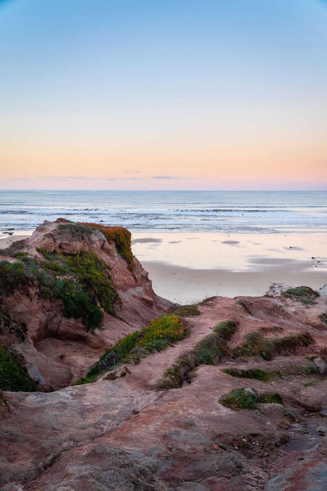 Röda klippor och havet i Baleal, Portugal